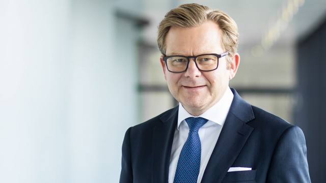 Portrait von Sascha Klaus, der in die Kamera lächelt.