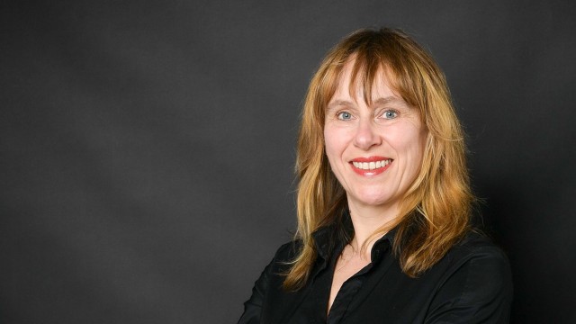 Portrait von Birgit Erle, die in die Kamera lächelt.