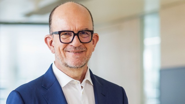 Portrait von Patrick Walcher, der in die Kamera lächelt.
